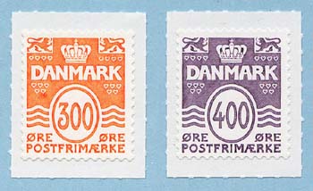 First self-adhesive wavy lines